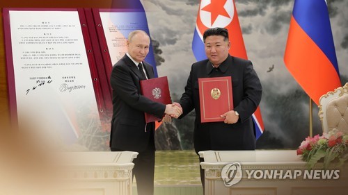 This composite image, provided by Yonhap News TV, shows North Korean leader Kim Jong-un (R) shaking hands with Russian President Vladimir Putin. (PHOTO NOT FOR SALE) (Yonhap)