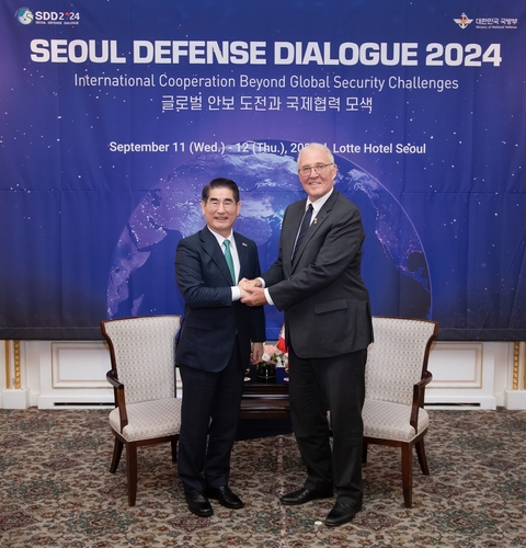 El ministro de Defensa, Kim Yong-hyun (izq.), estrecha la mano de su homólogo canadiense, Bill Blair, durante su reunión en Seúl el 11 de septiembre de 2024, en esta foto proporcionada por la oficina de Kim. (FOTO NO A LA VENTA) (Yonhap)