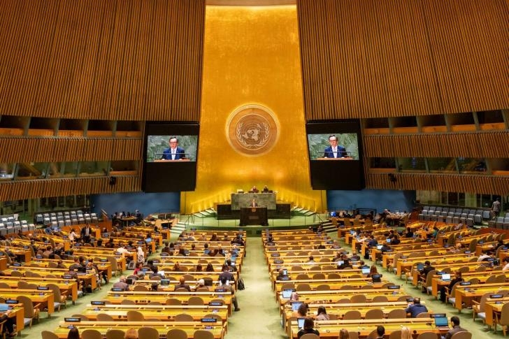 Esta fotografía, proporcionada por el Ministerio de Asuntos Exteriores de Corea del Sur el 28 de septiembre de 2024, muestra al Ministro de Asuntos Exteriores Cho Tae-yul (en la pantalla) hablando durante la Asamblea General de la ONU en la sede de la ONU en Nueva York el día anterior. (FOTO NO EN VENTA) (Yonhap)