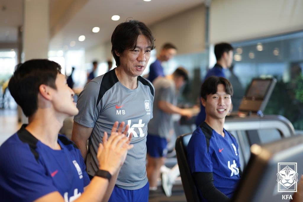 Hong Myung-bo (C), head coach of the South Korean men's national football team, speaks with defender Park Yong-woo (L) and midfielder Eom Ji-sung during the team's indoor training session at Sheraton Amman Al Nabil Hotel in Amman, Jordan, on Oct. 7, 2024, in this photo provided by the Korea Football Association. (PHOTO NOT FOR SALE) (Yonhap)