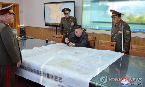 El líder norcoreano Kim Jong-un (centro) señala un lugar en un mapa grande durante su inspección del 2.º Cuerpo del Ejército Popular de Corea el 17 de octubre de 2024, en esta fotografía publicada por la Agencia Central de Noticias oficial de Corea del Norte ( KCNA) al día siguiente. (Para uso únicamente en la República de Corea. Sin redistribución) (Yonhap)