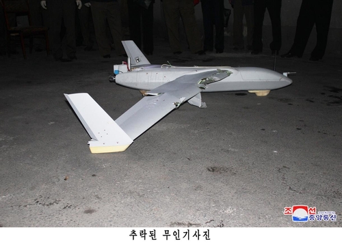 Esta imagen, proporcionada por la Agencia Central de Noticias de Corea el 19 de octubre de 2024, muestra los restos de un dron que, según Pyongyang, fue enviado desde Corea del Sur. Pyongyang describe el dron como el mismo tipo que se exhibió públicamente el Día de las Fuerzas Armadas en Seúl a principios de este mes. (FOTO NO EN VENTA) (Yonhap) 