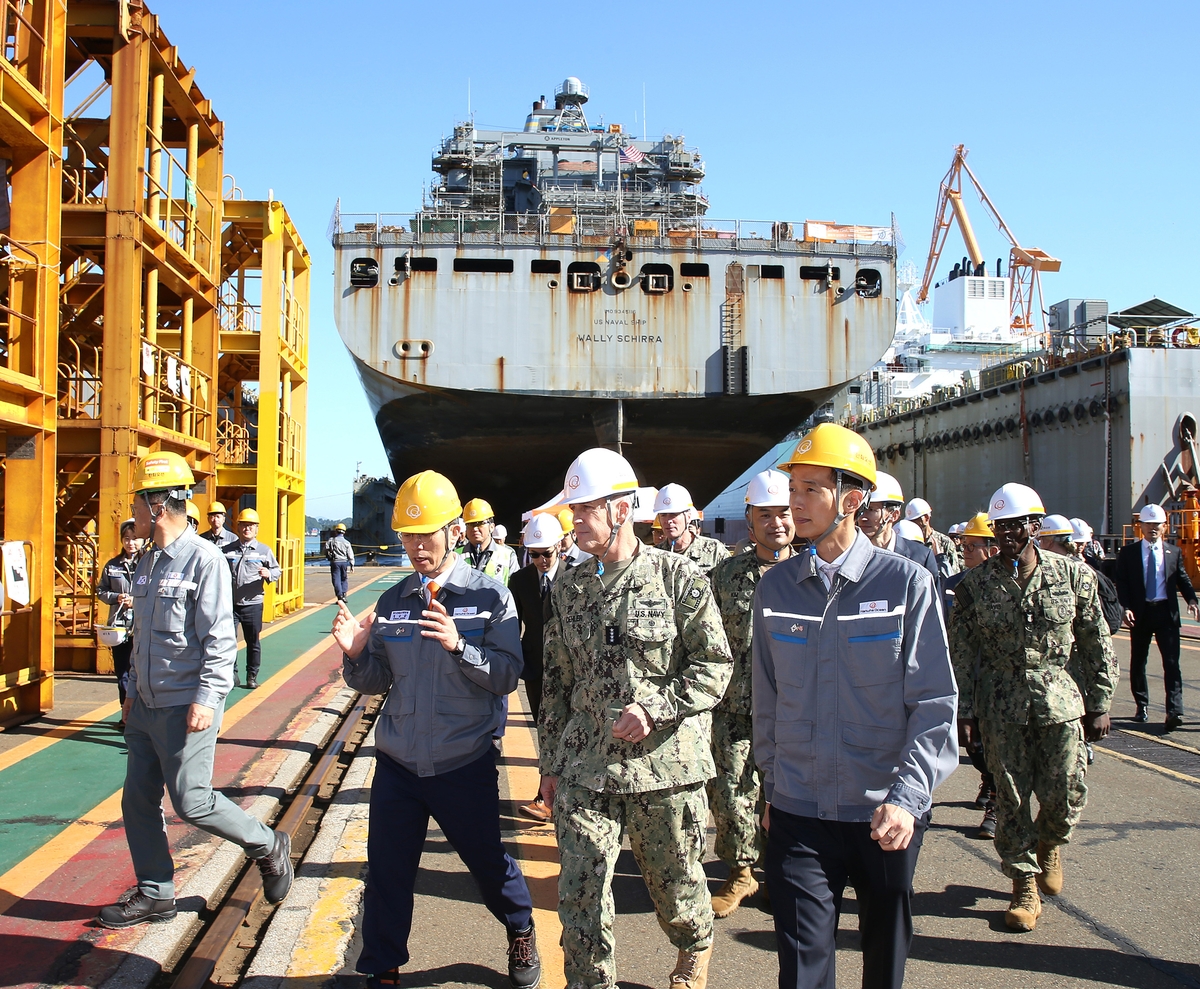 Kim Dong-kwan (R), vice chairman of Hanwha Group, and U.S. Adm. Steve Koehler (C), the commander of the U.S. Pacific Fleet, visit Hanwha Ocean Co.'s shipyard in Geoje on the southern coast of South Korea on Oct. 24, 2024, in this photo provided by Hanwha Group. (PHOTO NOT FOR SALE) (Yonhap)