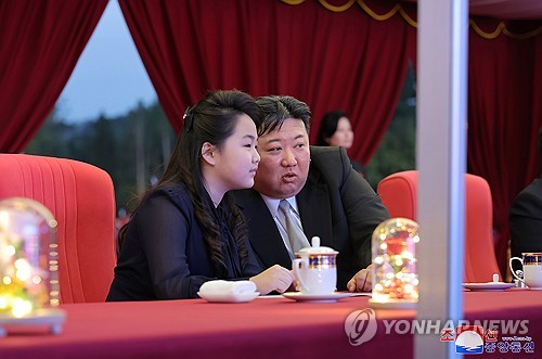 Esta imagen de archivo, proporcionada por la Agencia Central de Noticias Coreana oficial de Corea del Norte el 15 de mayo de 2024, muestra al líder norcoreano Kim Jong-un (R) y su hija, conocida con el nombre de Ju-ae. (Para uso únicamente en la República de Corea. Sin redistribución) (Yonhap)