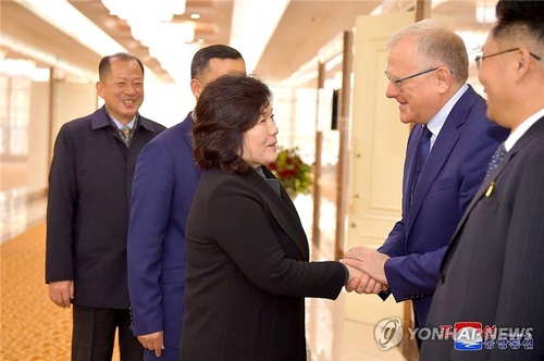 El ministro de Asuntos Exteriores de Corea del Norte, Choe Son-hui (centro), le da la mano al embajador ruso en Corea del Norte, Alexander Matsegora, antes de partir hacia Moscú el 28 de octubre de 2024, en esta fotografía proporcionada por la Agencia Central de Noticias Oficial de Corea del Norte al día siguiente. (Para uso únicamente en la República de Corea. Sin redistribución) (Yonhap)