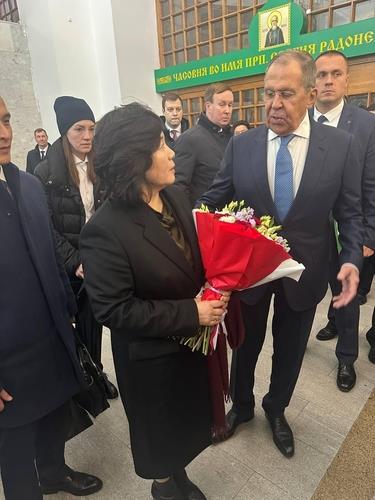 La ministra de Asuntos Exteriores de Corea del Norte, Choe Son-hui (centro), recibe un ramo de flores de su homólogo ruso, Serguéi Lavrov (derecha), en esta fotografía publicada por la portavoz del Ministerio de Asuntos Exteriores ruso, María Zakharova. (FOTO NO EN VENTA) (Yonhap)