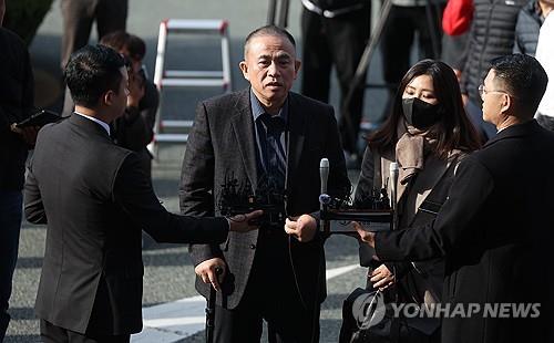 Myung Tae-kyun, a self-proclaimed political broker, arrives at the Changwon District Prosecutors Office in the southeastern province of South Gyeongsang on Nov. 8, 2024, for questioning about illegal political funds and other allegations. (Yonhap)