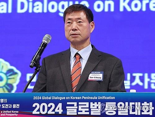 El presidente y director ejecutivo de la Agencia de Noticias Yonhap, Hwang Dae-il, pronuncia un discurso de bienvenida durante el Diálogo Global 2024 sobre la Unificación de la Península de Corea en Seúl, el 12 de noviembre de 2024. (Yonhap)