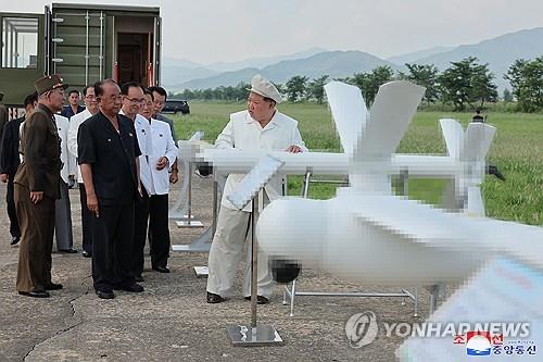 Esta fotografía de archivo, publicada por la Agencia Central de Noticias de Corea del Norte, oficial de Corea del Norte, el 26 de agosto de 2024, muestra al líder norcoreano, Kim Jong-un (derecha), inspeccionando una prueba de rendimiento de drones el 24 de agosto. (Para uso exclusivo en la República de Corea. Sin redistribución) (Yonhap)