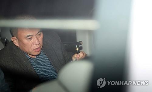 Myung Tae-kyun, un autoproclamado intermediario político, abandona el Tribunal de Distrito de Changwon en la provincia sudoriental de Gyeongsang del Sur el 14 de noviembre de 2024. (Yonhap)