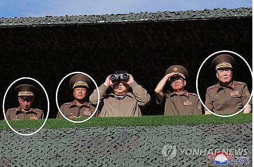 Esta fotografía de archivo, publicada por la Agencia Central de Noticias de Corea el 31 de octubre de 2024, muestra a generales norcoreanos, marcados con círculos blancos, que se cree que fueron desplegados en Rusia en apoyo de su guerra contra Ucrania. (De izquierda a derecha) Shin Geum-cheol, director de la oficina de operaciones del Estado Mayor del Ejército Popular de Corea; Kim Yong-bok, subdirector del mismo departamento; y Ri Chang-ho, director de la Oficina General de Reconocimiento. (Para uso únicamente en la República de Corea. Sin redistribución) (Yonhap)