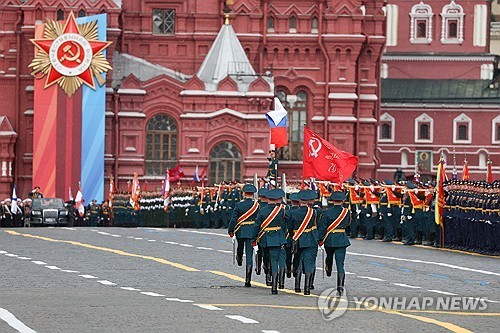 Esta fotografía de archivo, publicada por TASS, muestra un desfile militar ruso en marcha. (FOTO NO EN VENTA) (Yonhap)