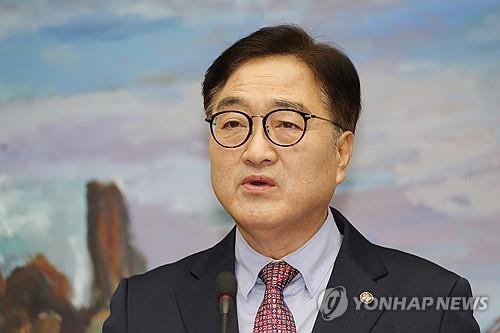 El presidente de la Asamblea Nacional, Woo Won-shik, ofrece una conferencia de prensa en el edificio parlamentario de Seúl, el 24 de diciembre de 2024. (Yonhap)