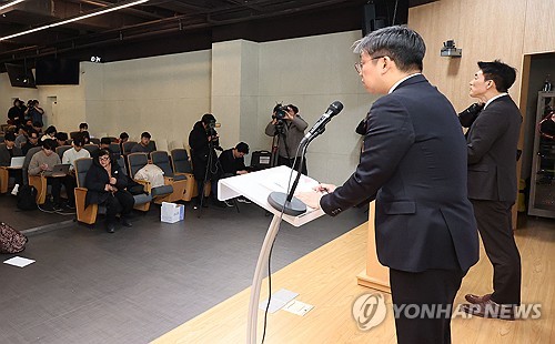 Eski Savunma Bakanı Kim Yong-hyun'un avukatları 26 Aralık 2024'te Güney Seul'de bir basın toplantısında konuşuyor. (Yonhap)