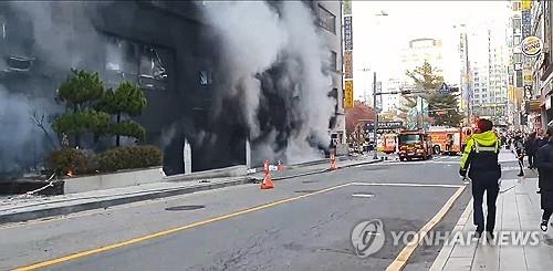 Smoke rises from a fire that broke out at a building in Bundang in the city of Seongnam, south of Seoul, on Jan. 3, 2025, in this photo provided by a Yonhap reader. (PHOTO NOT FOR SALE) (Yonhap)