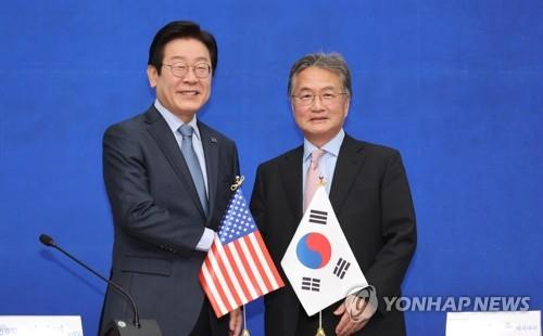 Lee Jae-myung (izq.), líder del principal partido opositor, el Partido Demócrata, estrecha la mano del embajador en funciones de Estados Unidos en Corea del Sur, Joseph Yun, en la Asamblea Nacional el 22 de enero de 2024. (Yonhap)