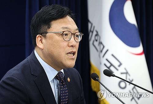 Kim Byoung-hwan, chief of the Financial Services Commission, speaks during a press briefing in Seoul on Jan. 22, 2025. (Yonhap)