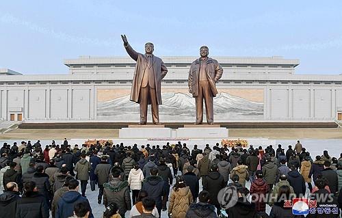 Esta imagen de archivo, publicada por la Agencia Central de Noticias de Corea el 11 de febrero de 2024, muestra a los norcoreanos que visitan las estatuas del fallecido fundador de Corea del Norte Kim Il-Sung y su hijo y sucesor Kim Jong-il en Pyongyang con motivo de la nueva Año festivo. (Para usar solo en la República de Corea. Sin redistribución) (Yonhap)