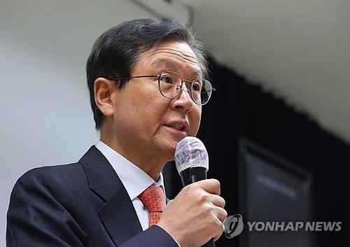 Yun Gap-geun, abogado defensor del presidente Yoon Suk Yeol, habla durante una rueda de prensa en Seúl el 25 de enero de 2025. (Yonhap) 