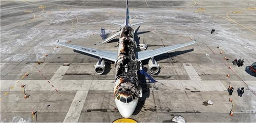 Un avión dañado por el fuego se encuentra en el Aeropuerto Internacional Gimhae en Busan, a unos 320 kilómetros al sureste de Seúl, el 30 de enero de 2025, en esta foto proporcionada por el Ministerio de Transporte. (Foto no a la venta) (Yonhap)