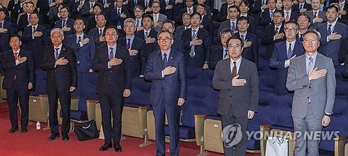 En esta foto de archivo, el ministro de Asuntos Exteriores, Cho Tae-Yul (tercero de R) asiste a la ceremonia de clausura de una reunión regular de las misiones diplomáticas en el extranjero de Corea del Sur en Seúl el 26 de abril de 2024. (Yonhap)