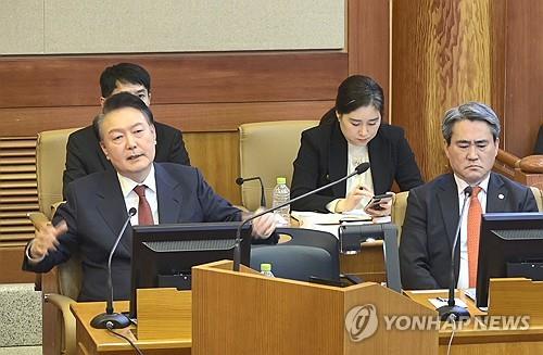 El presidente Yoon Suk Yeol (L) habla durante su juicio de juicio político en el Tribunal Constitucional en Seúl el 4 de febrero de 2025, en esta foto proporcionada por el tribunal. (Foto no a la venta) (Yonhap)