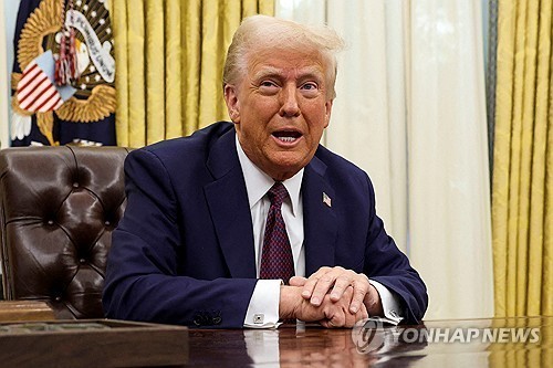 El presidente de los Estados Unidos, Donald Trump, se encuentra en la Oficina Oval de la Casa Blanca en Washington, DC, el 23 de enero de 2025, mientras firma órdenes ejecutivas, en esta foto de archivo publicada por Reuters. (Yonhap)