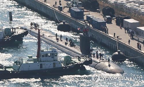 El submarino con motor nuclear, USS Alexandria, literas en la Base Naval de Busan el 10 de febrero de 2025. (Yonhap)