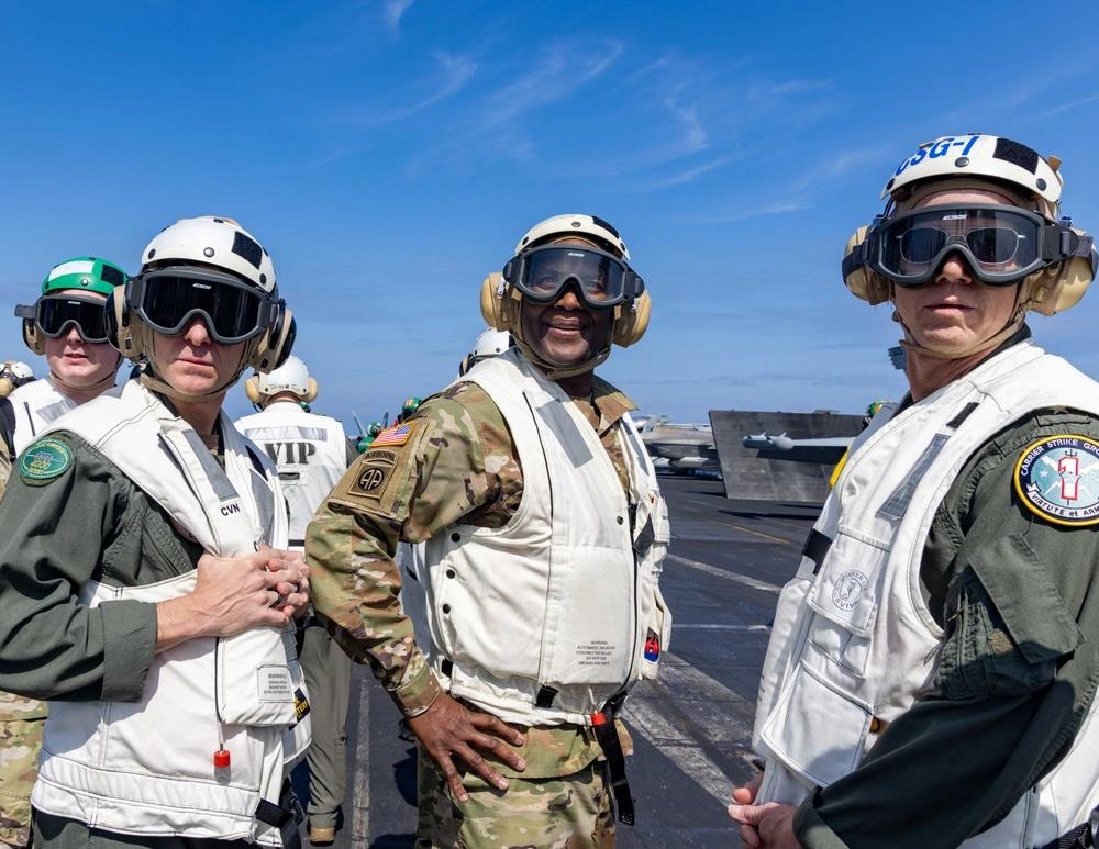 Esta foto, lanzada por la Marina de los EE. UU., Muestra el general del ejército de EE. UU. Xavier Brunson (c) - Comandante del comando de la ONU, Comando de Fuerzas Combinadas y Fuerzas de los Estados Unidos Corea, observando operaciones de vuelo en la cubierta de vuelo a bordo del USS Carl Vinson el 1 de marzo de 2025. (Foto no a la venta) (YonHap)