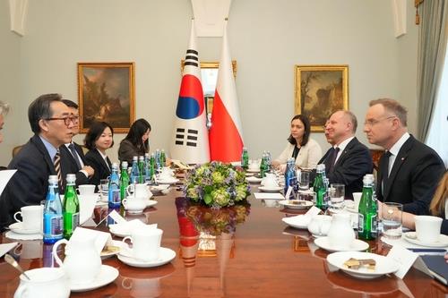 El ministro de Relaciones Exteriores, Cho Tae-Yul (L), hace una llamada de cortesía sobre el presidente polaco Andrzej Duda durante su visita a Varsovia el 6 de marzo de 2025, en esta foto proporcionada por la oficina de Cho. (Foto no a la venta) (Yonhap) 