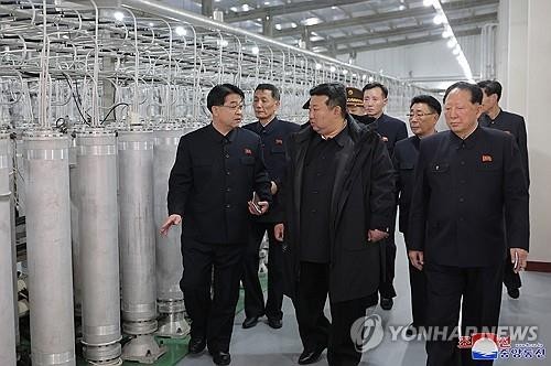 El líder norcoreano Kim Jong-un (C) inspecciona una base de producción de materiales nucleares con funcionarios, en esta foto de archivo publicada por la Agencia Central de Noticias de Corea el 29 de enero de 2025. (Solo por uso en la República de Corea. Sin redistribución) (Yonhap)