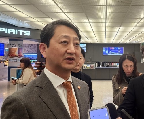 El ministro de la Industria, Ahn Duk-Geun, habla de la prensa al llegar al Aeropuerto Internacional de Dulles, cerca de Washington, el 20 de marzo de 2025. (Yonhap)