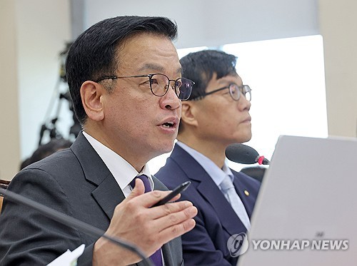 Finance Minister Choi Sang-mok speaks during a parliamentary committee meeting on April 30, 2025. (Yonhap)