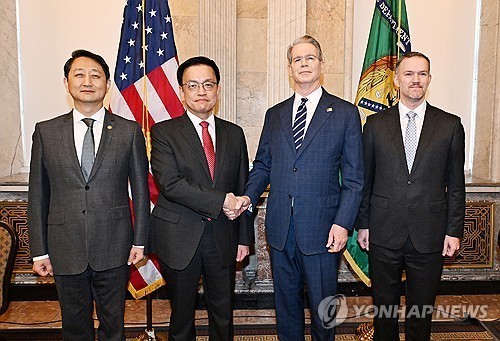 South Korea's Finance Minister Choi Sang-mok (2nd from L), Trade Minister Ahn Duk-geun (L), U.S. Treasury Secretary Scott Bessent (2nd from R) and U.S. Trade Representative (USTR) Jamieson Greer pose for a photo prior to trade talks in Washington on April 24, 2025, in this photo provided by Seoul's industry ministry. (PHOTO NOT FOR SALE) (Yonhap)