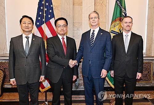 South Korea's former Finance Minister Choi Sang-mok (2nd from L), Minister of Trade, Industry and Energy Ahn Duk-geun (L), U.S. Treasury Secretary Scott Bessent (2nd from R) and U.S. Trade Representative (USTR) Jamieson Greer pose for a photo prior to their trade talks in Washington on April 24, 2025, in this file photo provided by Seoul's industry ministry. (PHOTO NOT FOR SALE) (Yonhap)