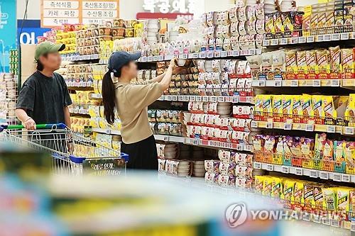 People shop at a major discount chain store in Seoul on June 1, 2025. (Yonhap)
