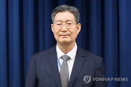  Lee accepts resignation of senior aide amid controversy over hidden assets, proxy loan