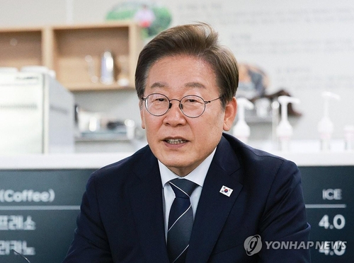 President Lee Jae-myung holds a meeting with citizens in Paju, north of Seoul, on June 13, 2025. (Pool photo) (Yonhap)