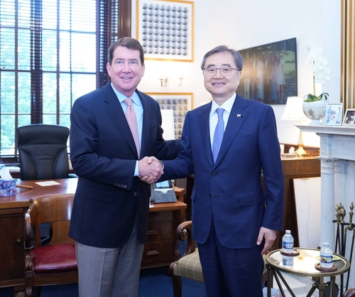 FM Cho meets U.S. senators, White House officials after tariff deal