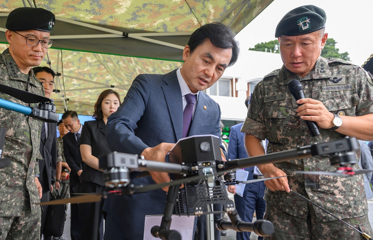 (LEAD) Defense chief unveils plan to foster drone capabilities across military