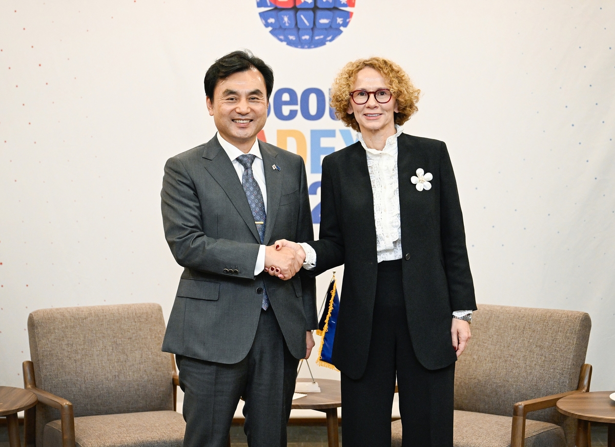 S. Korea's defense chief holds talks with officials from NATO, Romania, Saudi Arabia