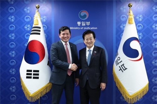 Unification minister meets U.S. envoy, stresses bilateral cooperation in resuming U.S-N.K. dialogue