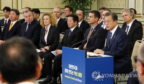 (LEAD) Moon reçoit des hommes d'affaires étrangers à Cheong Wa Dae