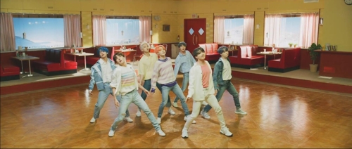 K-pop : BTS rend hommage au film «Chantons sous la pluie» dans un clip - 2