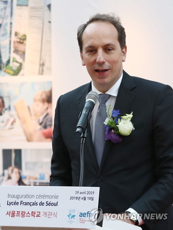 L'ambassadeur de France Fabien Penone prononce un discours lors de la cérémonie marquant la fin des travaux d'extension du lycée français de Séoul, dans le quartier de Seorae, le 19 avril 2019.