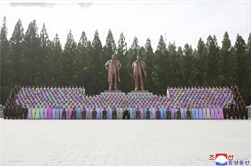 Kim Jong-un à une séance photos avec les épouses d'officiers militaires