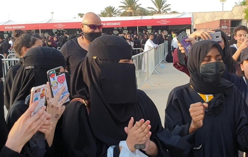 Des fans de BTS font la queue avant le concert au stade international du Roi-Fahd à Riyad, en Arabie saoudite, le 11 octobre 2019.