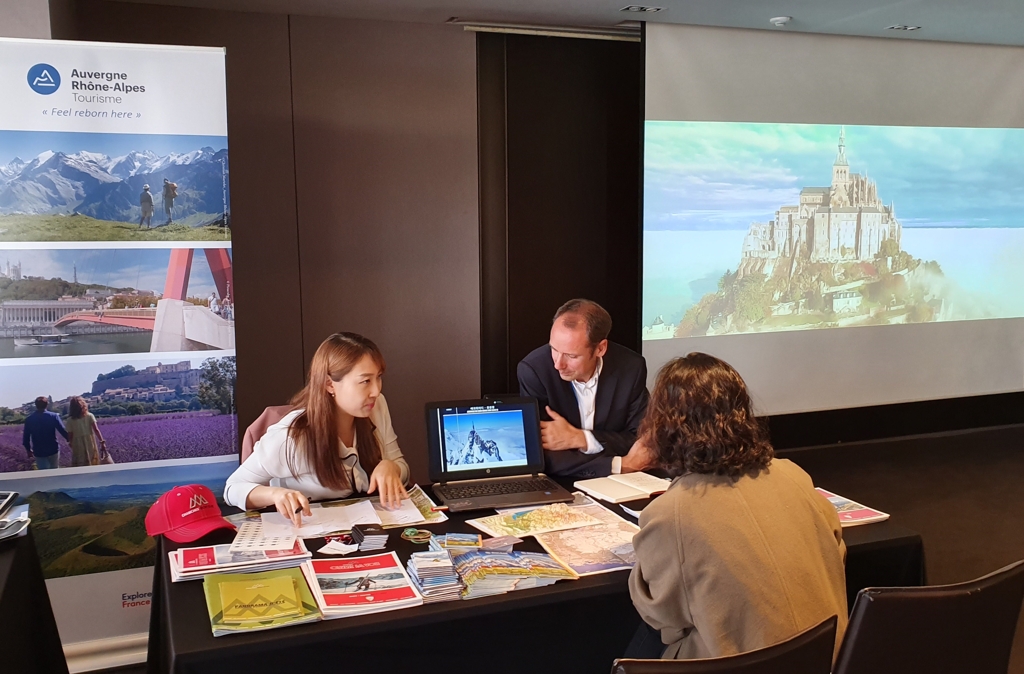 Présentation de la région Auvergne-Rhône-Alpes à une journaliste coréenne à l'hôtel The Plaza Seoul, le 29 octobre 2019.