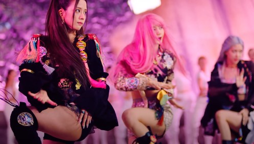 Capture d'écran du clip de «How You Like That» de Blackpink montrant le groupe vêtu de hanboks modernisés. (Archivage et revente interdits)