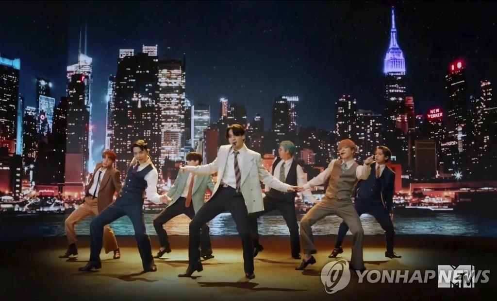 Le groupe de K-pop Bangtan Boys (BTS) aux MTV Video Music Awards, le dimanche 30 août 2020 (heure américaine). (Photo fournie par Big Hit Entertainment. Revente et archivage interdits)
